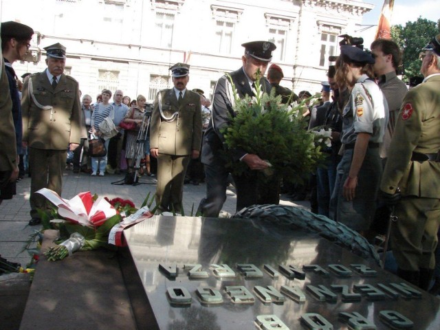 St. bryg. Andrzej Witkowski, komendant wojewódzki Państwowej Straży Pożarnej w Łodzi składa kwiaty na Grobie Nieznanego Żołnierza.