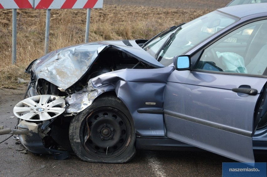 Wypadek w Pikutkowie. Zderzenie dwóch samochodów marki BMW [zdjęcia, wideo]