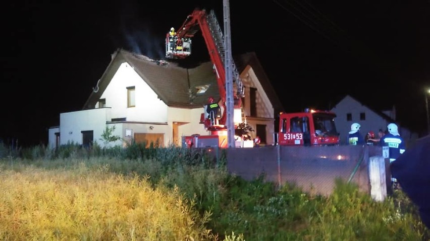 Nocny pożar domu w Radłowie. Uratował ich sąsiad