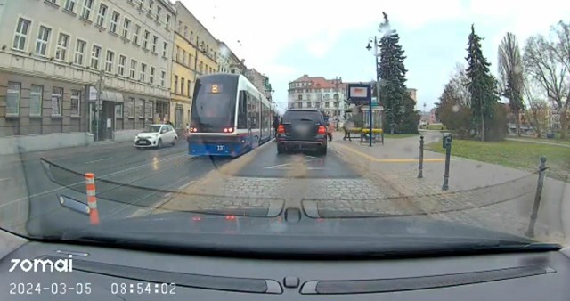 Kierowca wjechał na przystanek, kiedy pasażerowie wsiadali i wysiadali z tramwaju.