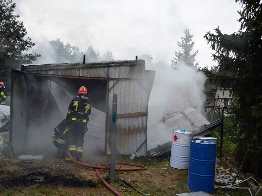 Pożar garaży w Łęgu Witoszynie. Spłonęły cztery blaszaki