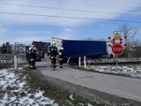 Zborowice. Ciężarówka wpadła do rowu. Zablokowała ruch na drodze i wywołała problem na linii kolejowej [ZDJĘCIA]