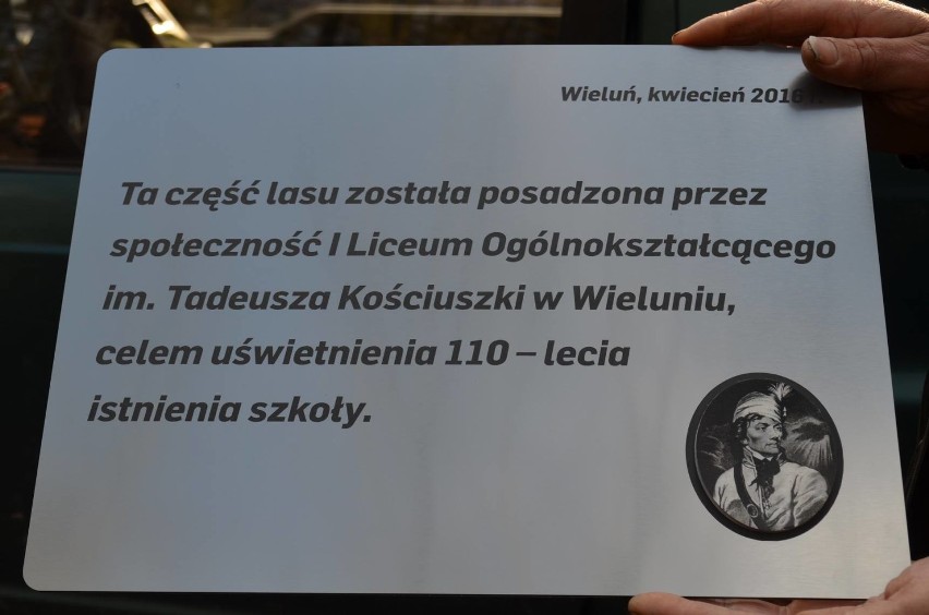 Akcją sadzenia lasu I LO rozpoczęło obchody 110-lecia szkoły[Zdjęcia]