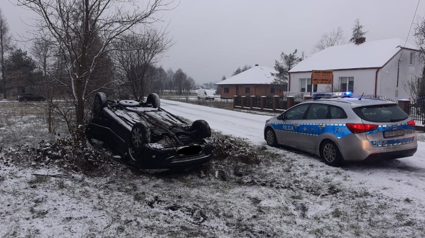 Gmina Gidle: Wypadek w Piaskach, dachował peugeot