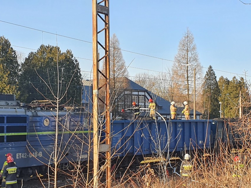 Pożar na stacji Wieluń Dąbrowa. Doszło do przerwania sieci trakcyjnej. Zapalił się wagon załadowany węglem ZDJĘCIA, WIDEO