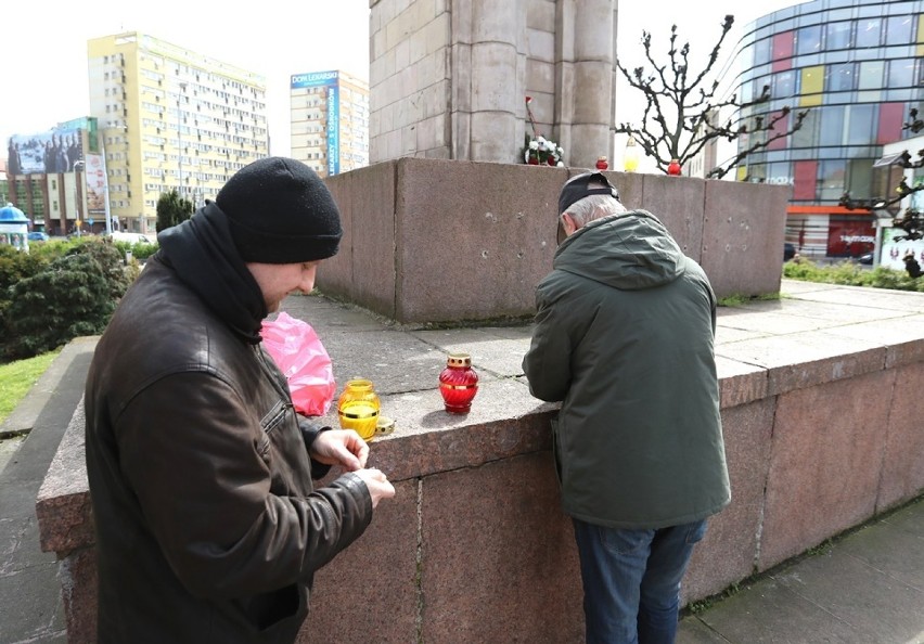 Złożyli kwiaty pod pomnikiem, który zniknie [zdjęcia, wideo]  