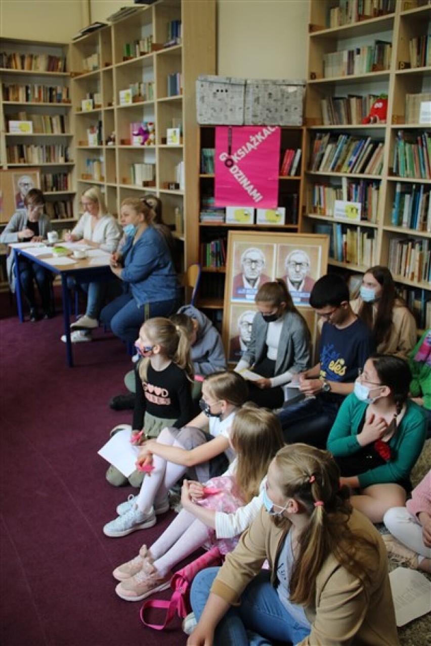 Spotkanie z twórczością Rożewicza w bibliotece szkolnej w Wicku