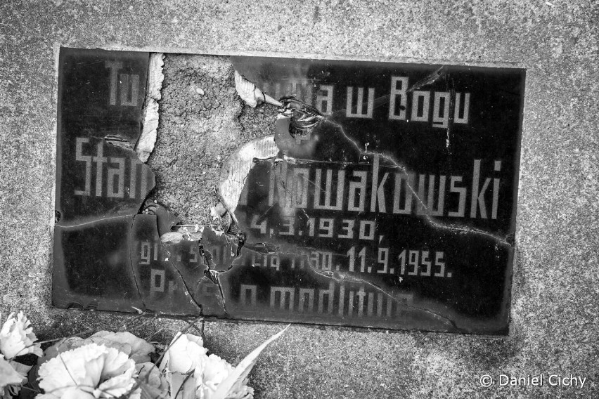 Tablice nagrobkowe na starych cmentarzach w Pile. Czas ich nie oszczędził - na wielu zatarły się imiona i nazwiska zmarłych 