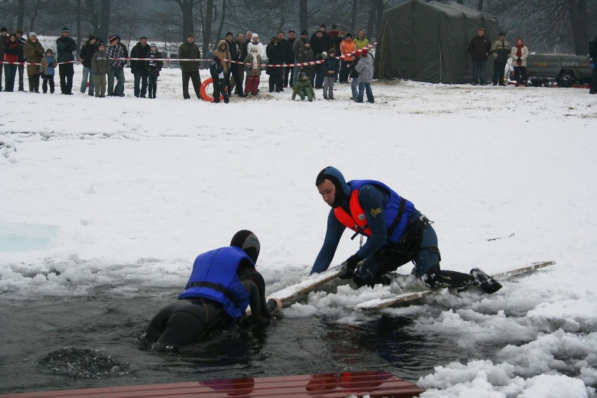 Rogoźnik: Uważajcie zimą na zamarznięte jeziora