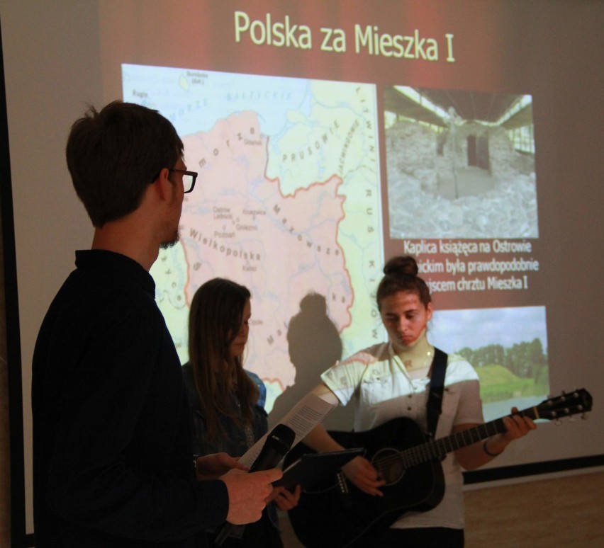 Chrzest Polski w ZSP nr 3 w Malborku. Uczniowie upamiętnili 1050 rocznicę