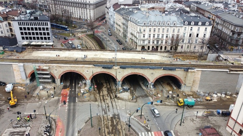 Kraków. Powstają nowe estakady kolejowe w Krakowie. Zobacz postęp prac [ZDJĘCIA]