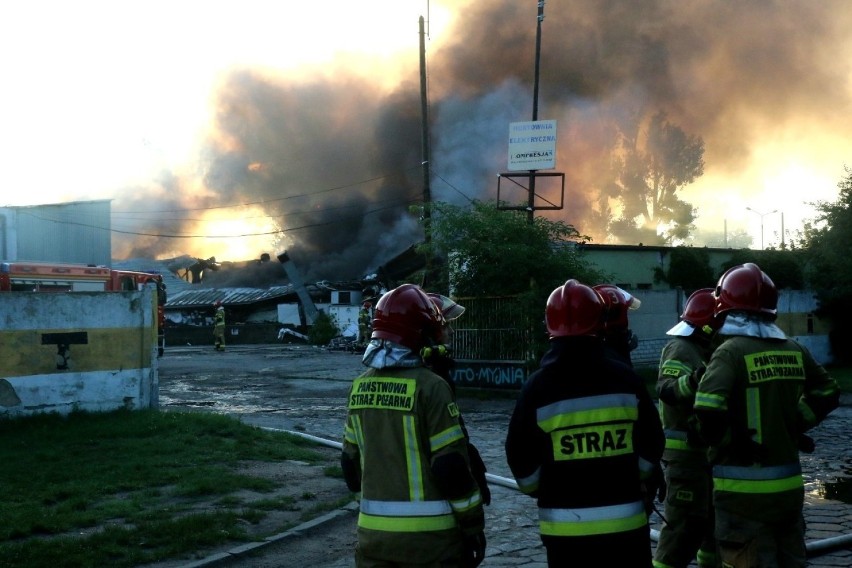 Ogromny pożar we Wrocławiu. Słychać wybuchy. Sprawdź, co się dzieje