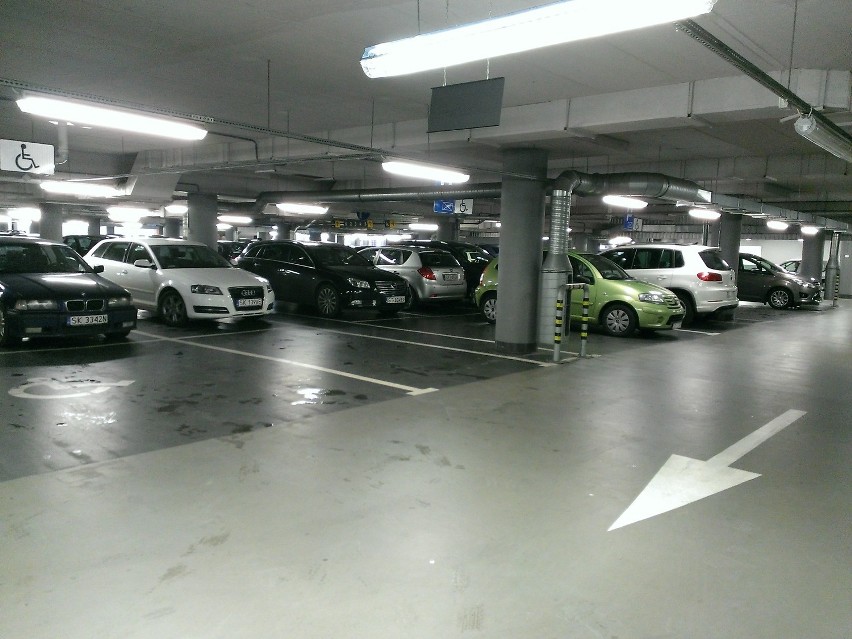 Parking w Agorze jest w zasadzie wystarczający na tę ilość...