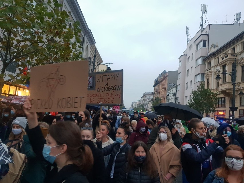 Protesty w Łodzi i w regionie w piątek (23.10) po decyzji Trybunału Konstytucyjnego, dotyczącej zaostrzenia przepisów aborcyjnych