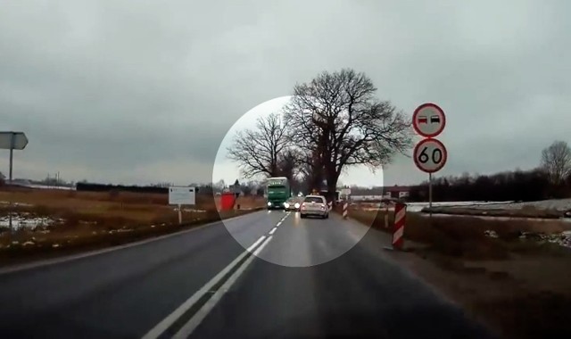 Prawidłowo jadący samochód musiał mocno zahamować i zjechać na bok jezdni, by uniknąć zderzenia.


Dwa razy więcej fotoradarów na polskich drogach. Zobacz wideo!

