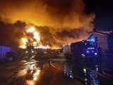 Ponad 80 zastępów strażaków walczy z pożarem składowiska opon w powiecie chełmińskim. Jest sprzęt wojskowy i cysterny [zdjęcia]