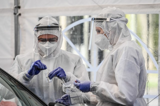 Rząd podał kalendarz znoszenia obostrzeń związanych z pandemią koronawirusa