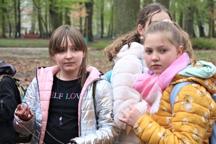 Dzień Ziemi w Oleśnicy. Uczniowie trójki sadzili nowe drzewa w parku 