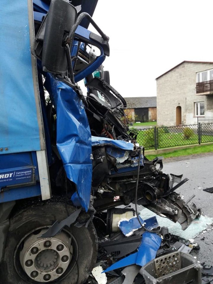 Wypadek w Bargłach. Ciężarówka zderzyła się z autobusem MPK, są ranni [ZDJĘCIA]