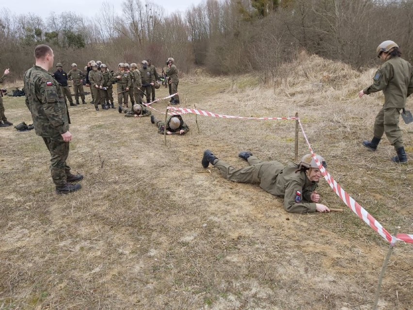 Ćwiczenia uczniów ZST Malbork na lotnisku