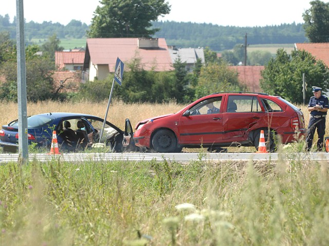 Do zdarzenia doszło na drodze krajowej nr 87 Nowy Sącz - Piwniczna. W akcji ratowniczej brały udział jednostki ratownicze PSP z Nowego Sącza, OSP, pogotowie ratunkowe oraz policja.