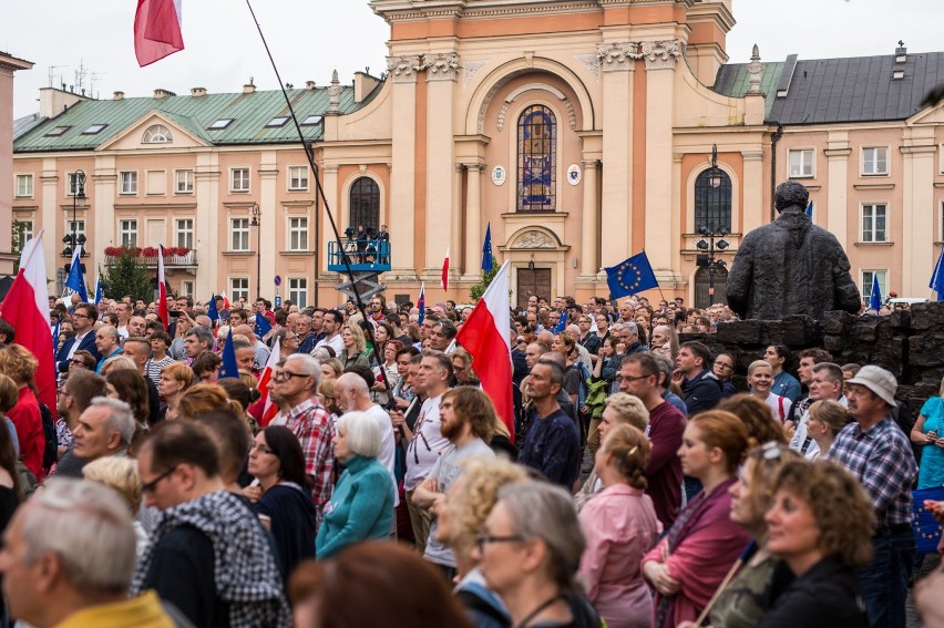 Protest pod Sądem Najwyższym. Demonstranci na Pl. Krasickich