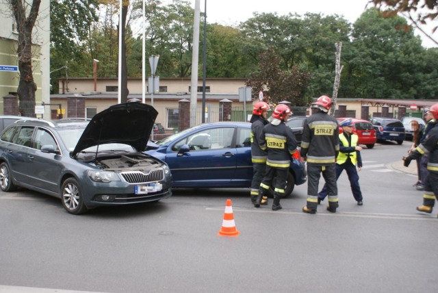 Zderzenie aut na skrzyżowaniu ulic Częstochowskiej i Parkowej w Kaliszu