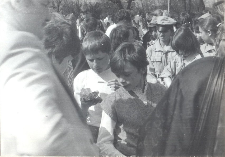 Tak bawili się nasi rodzice i pokolenie obecnych 40-latków. Sokółczanie na czarno-białej fotografii