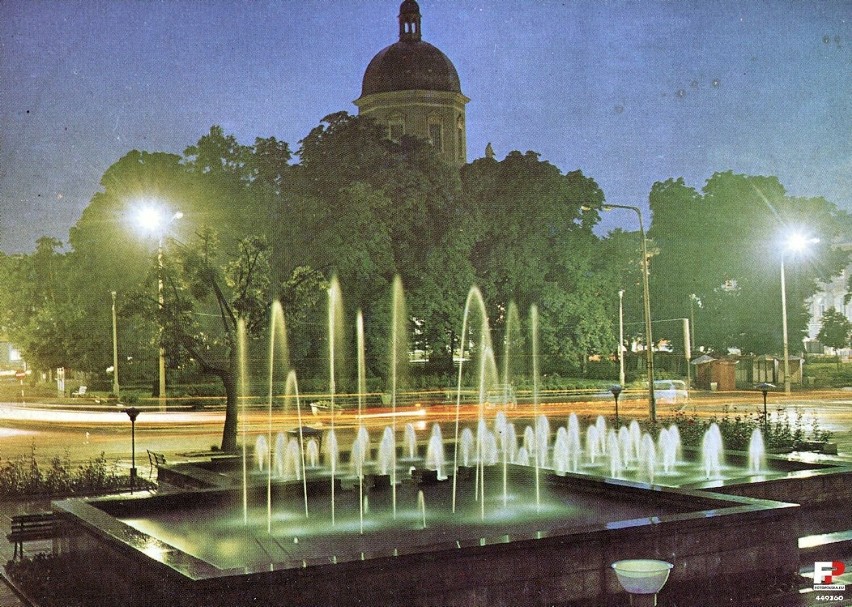 Fontanny na placu Konstytucji 3 Maja.