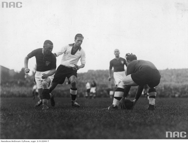 Fragment meczu pod bramką Polski. Bramkarz Marian Fontowicz (tyłem) łapie piłkę. 

Zdjęcie z 1934 roku.

Czytaj też: Z chałupy, z drzewa, z dorożki - tak oglądało się mecze w latach 20. i 30. [ARCHIWALNE ZDJĘCIA]

Zobaczcie też: Warszawska gwara: jak dobrze znają ją mieszkańcy stolicy? 
