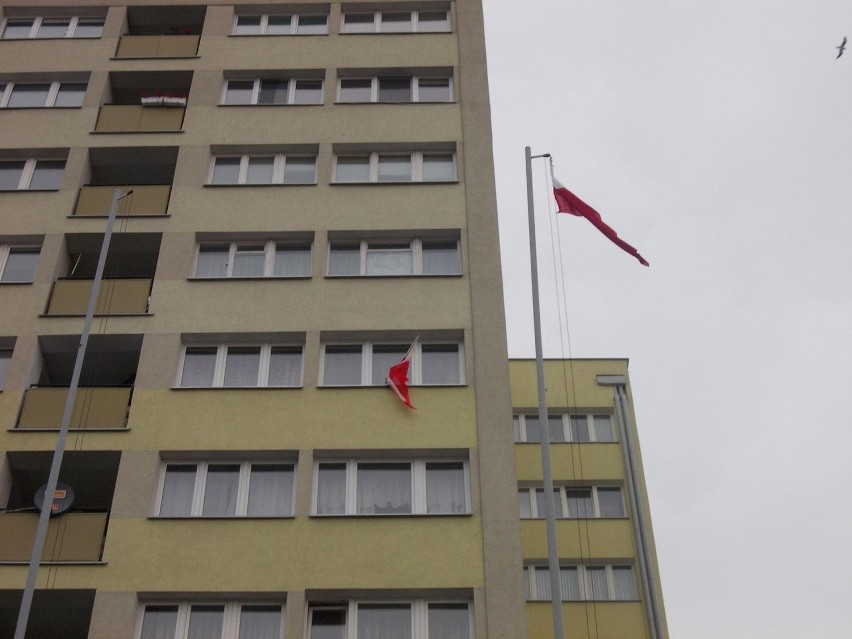 W Płocku tradycyjnie można natrafić na polskie flagi z...