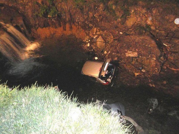 Szczawik: pijany kierowca wjechał autem do rzeki [ZDJĘCIA]