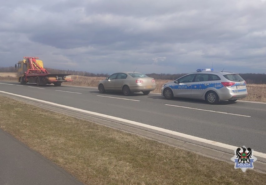 Wałbrzyscy policjanci zatrzymali po pościgu poszukiwanego z zakazem prowadzenia pojazdów i narkotykami