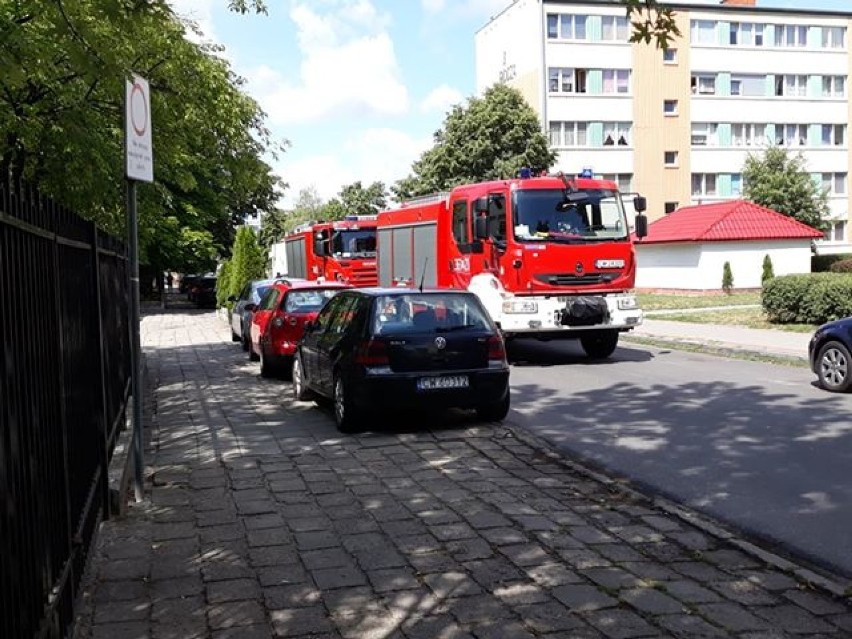 Znów interwencja straży pożarnej na ulicy Uroczej we Włocławku. Strażacy wyważyli drzwi [zdjęcia]