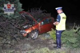 Wypadek w Łukowie: Opel tigra dachował i uderzył w ogrodzenie. Pasażerki wypadły z auta