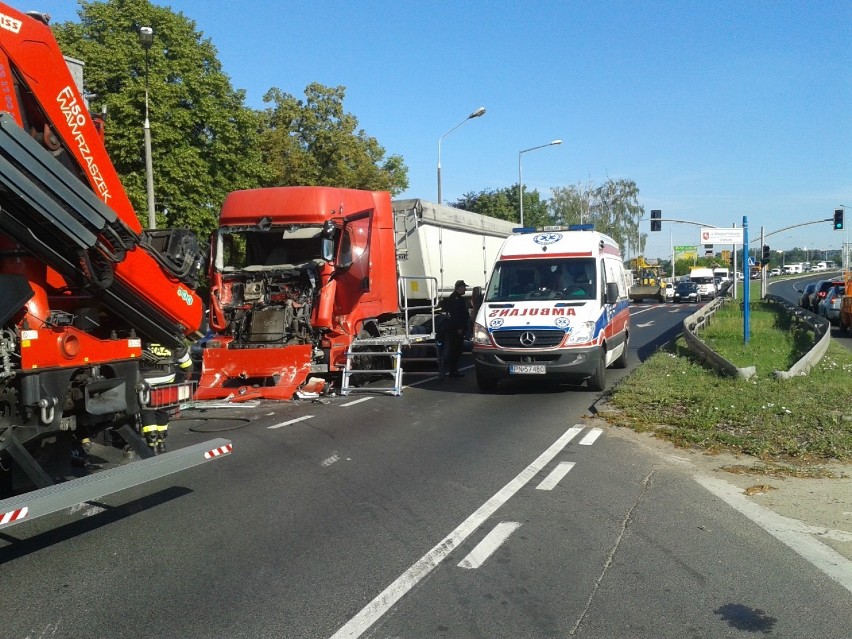 Wypadek w Koninie. Na ulicy Warszawskiej zderzyły się ciężarówki