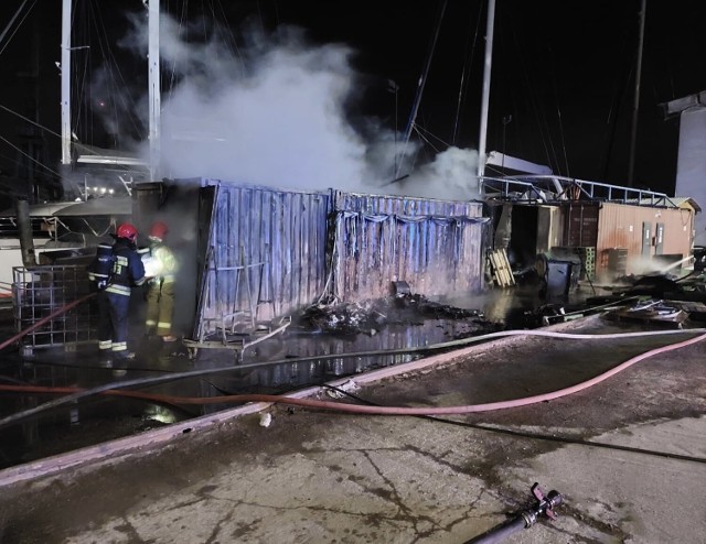 Groźny pożar kontenerów socjalnych w Gdańsku. Strażacy bronili pobliskiej jednostki pływającej
