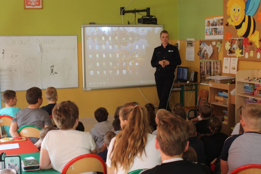 Policjanci z wizytą w szkołach w powiecie lipnowskim. Rozmawiali o narkotykach i dopalaczach [zdjęcia]