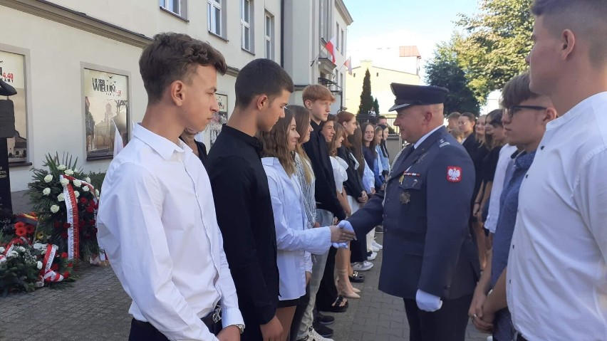 Wykładowca Akademii Sztuki Wojennej udzielił lekcji uczniom klasy wojskowej w II LO w Wieluniu