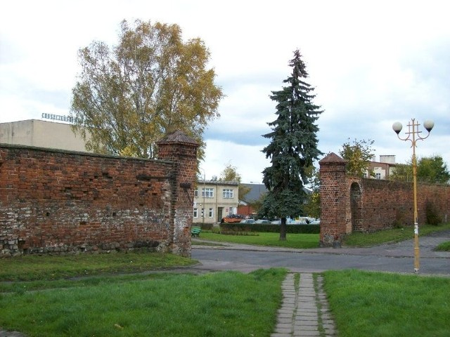 Jedna z trzech zachowanych bram murów obronnych