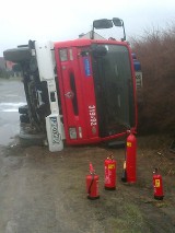 Wypadek w Biskupicach: Wóz strażacki przegrał z gołoledzią [ZDJĘCIA]