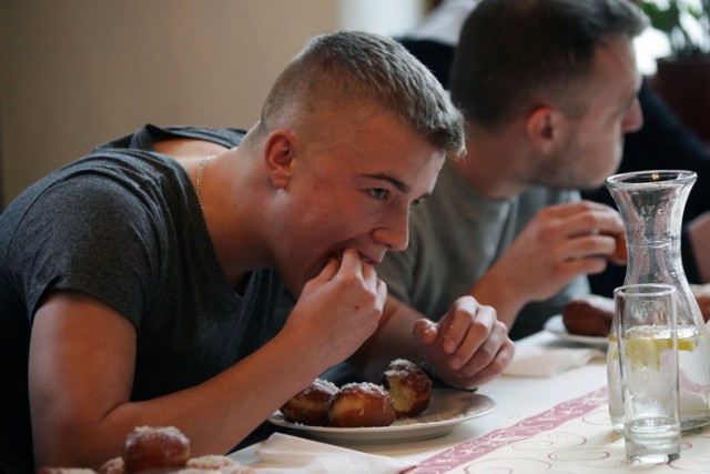 Mistrzostwa Legnicy w jedzeniu pączków na czas