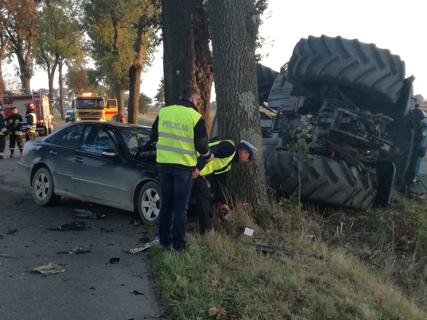 Nowy Dwór Gdański. Wypadek - zderzenia traktora z samochodem...