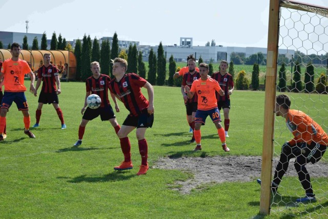 To, że piłkarze z BS Leśnica 4 Liga Opolska grają już 41 kolejkę daje się we znaki nie tylko im, działaczom czy klubowym fizjoterapeutom. Zmęczenie sezonem odczuwają już chyba także sędziowie...