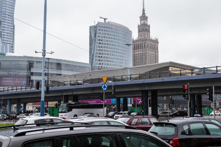 Utrudnienia w Warszawie. Wtorkowy poranek pod znakiem objazdów i zakazu ruchu. Będzie totalny paraliż centrum stolicy?