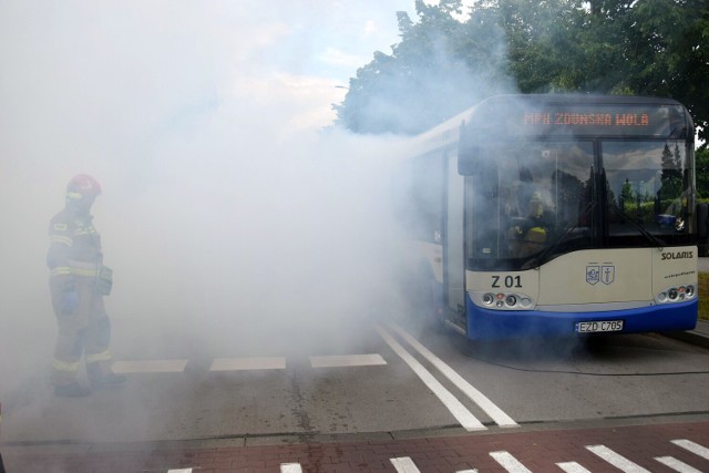 Pożar i ewakuacja pasażerów płonącego autobusu, czyli pokaz akcji służb ratowniczych