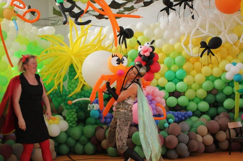 Uczniowie wśród... owadów w Nowym Stawie. Balonowy Dzień Dziecka