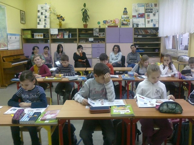 Rodzice obserwują uczni&oacute;w podczas zajęć.
Fot. Justyna Bartkowiak