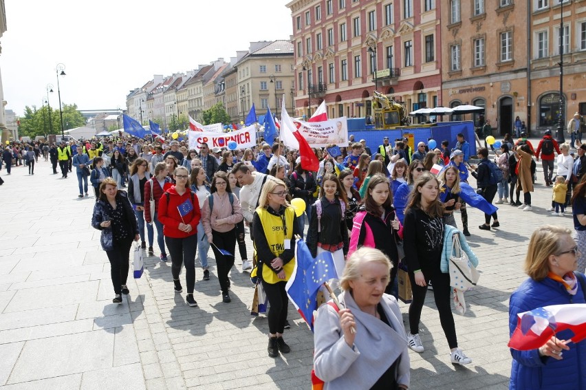 Parada Schumana 2019. Przemaszerowali ulicami Warszawy pod hasłem "Wybieramy Europę" [ZDJĘCIA]