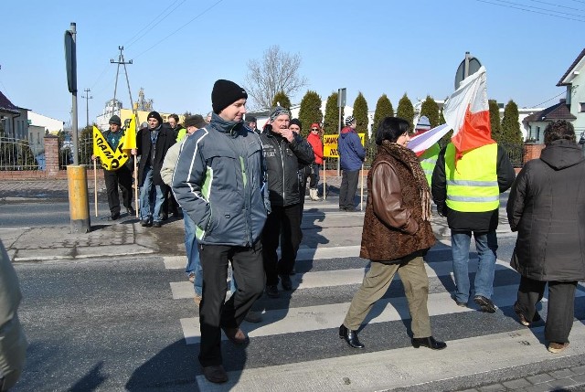 Protestujący chodzili po przejściu dla pieszych